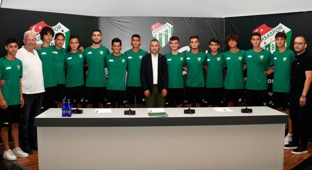 Bursaspor 13 futbolcu ile profesyonel sözleşme imzaladı