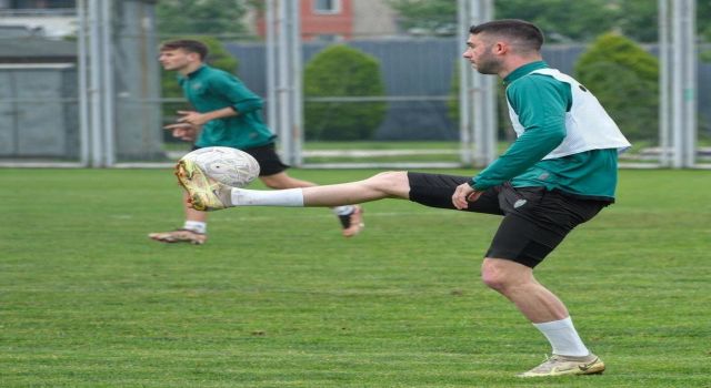 Bursaspor’da, çalışmalar hız kesmeden devam ediyor