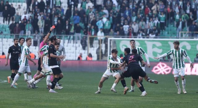 Yaptığı hareket bardağı taşırdı! Bursaspor maçında futbolcular tekme tokat birbirine girdi...