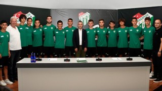 Bursaspor 13 futbolcu ile profesyonel sözleşme imzaladı