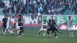 Yaptığı hareket bardağı taşırdı! Bursaspor maçında futbolcular tekme tokat birbirine girdi...