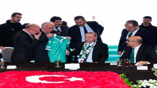 Bursaspor Başkanı Bür’den, Cumhurbaşkanı Erdoğan’a hediye forma